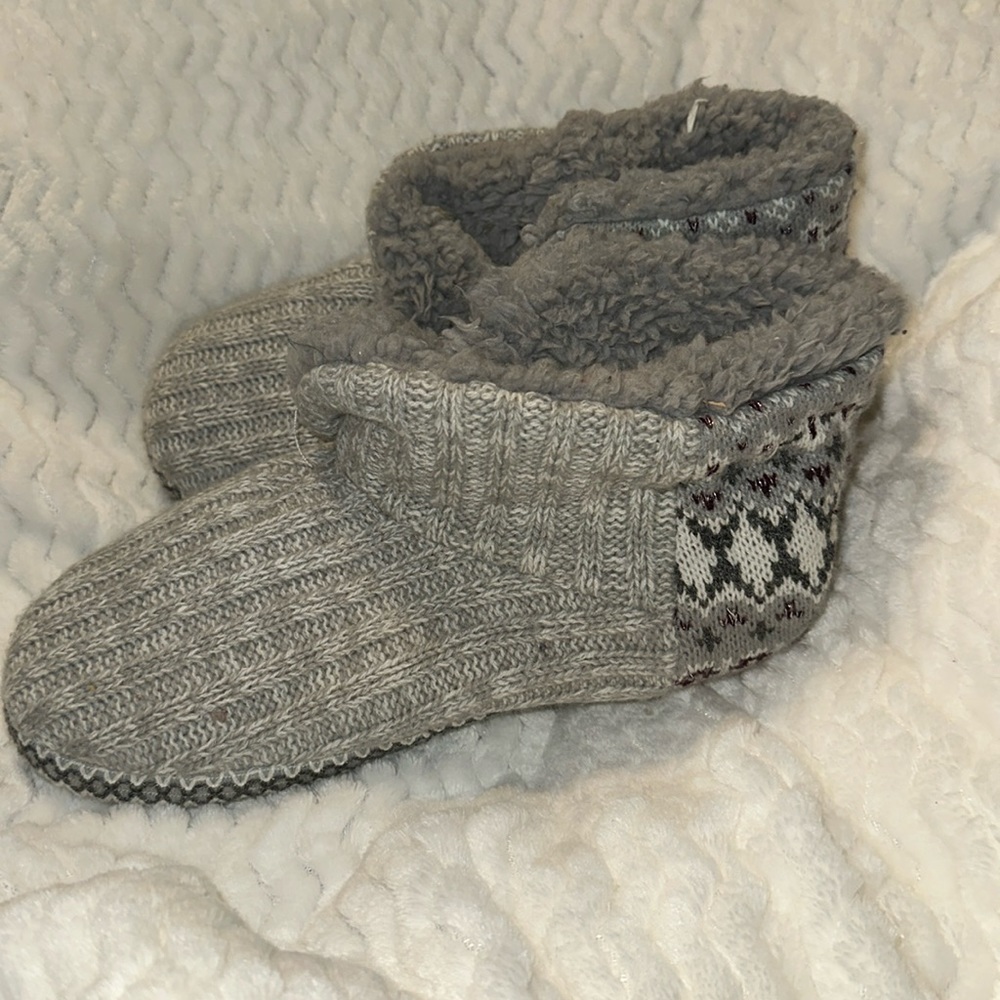 Like-new Size 9-10 Women’s Muk Luks a la mode Faux fur-lined Slipper Booties